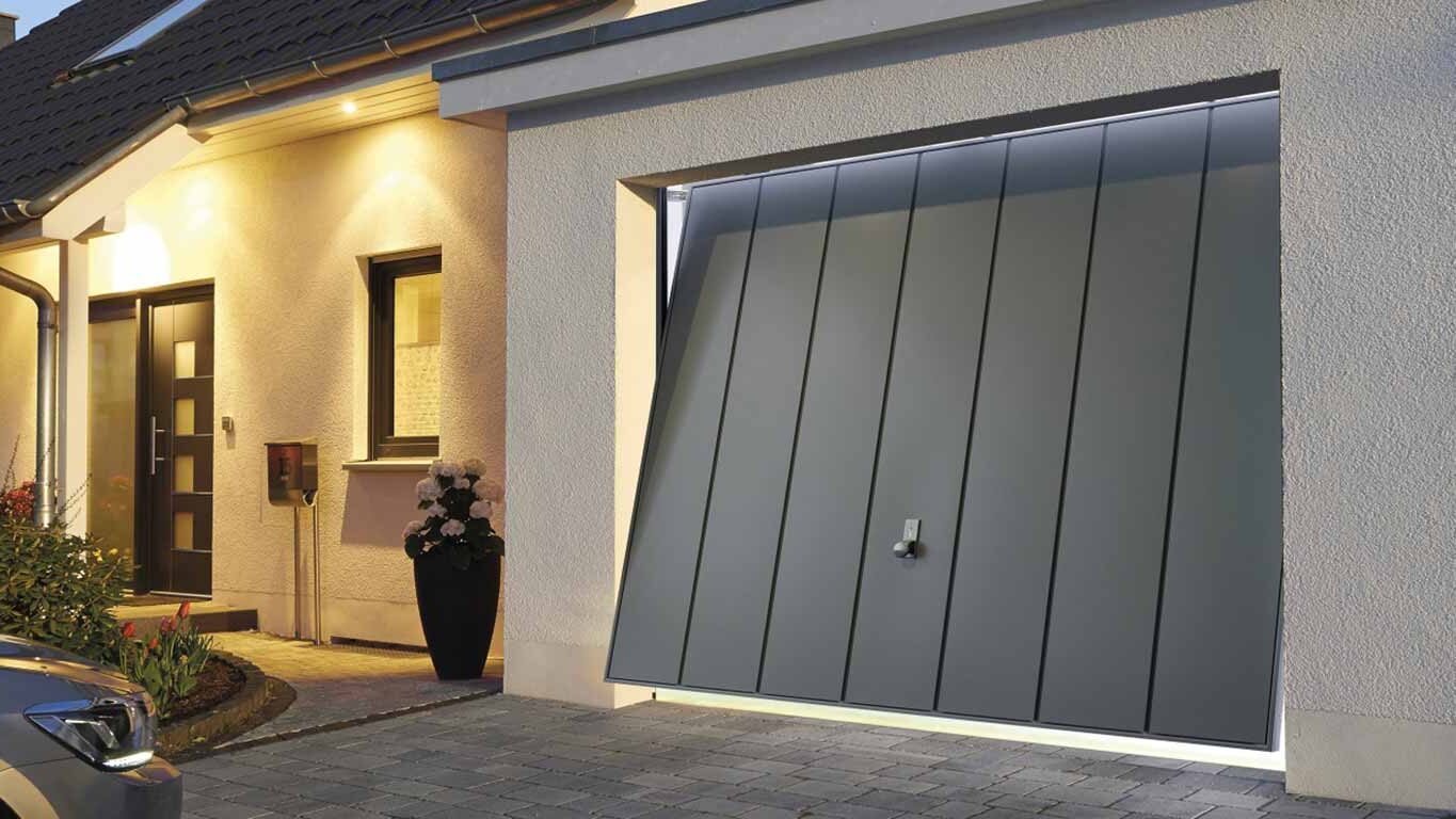 Porta Garage Basculante di colore Grigio Antracite per residenze. marchio Hormann e rivenditore Maffei Sistemi