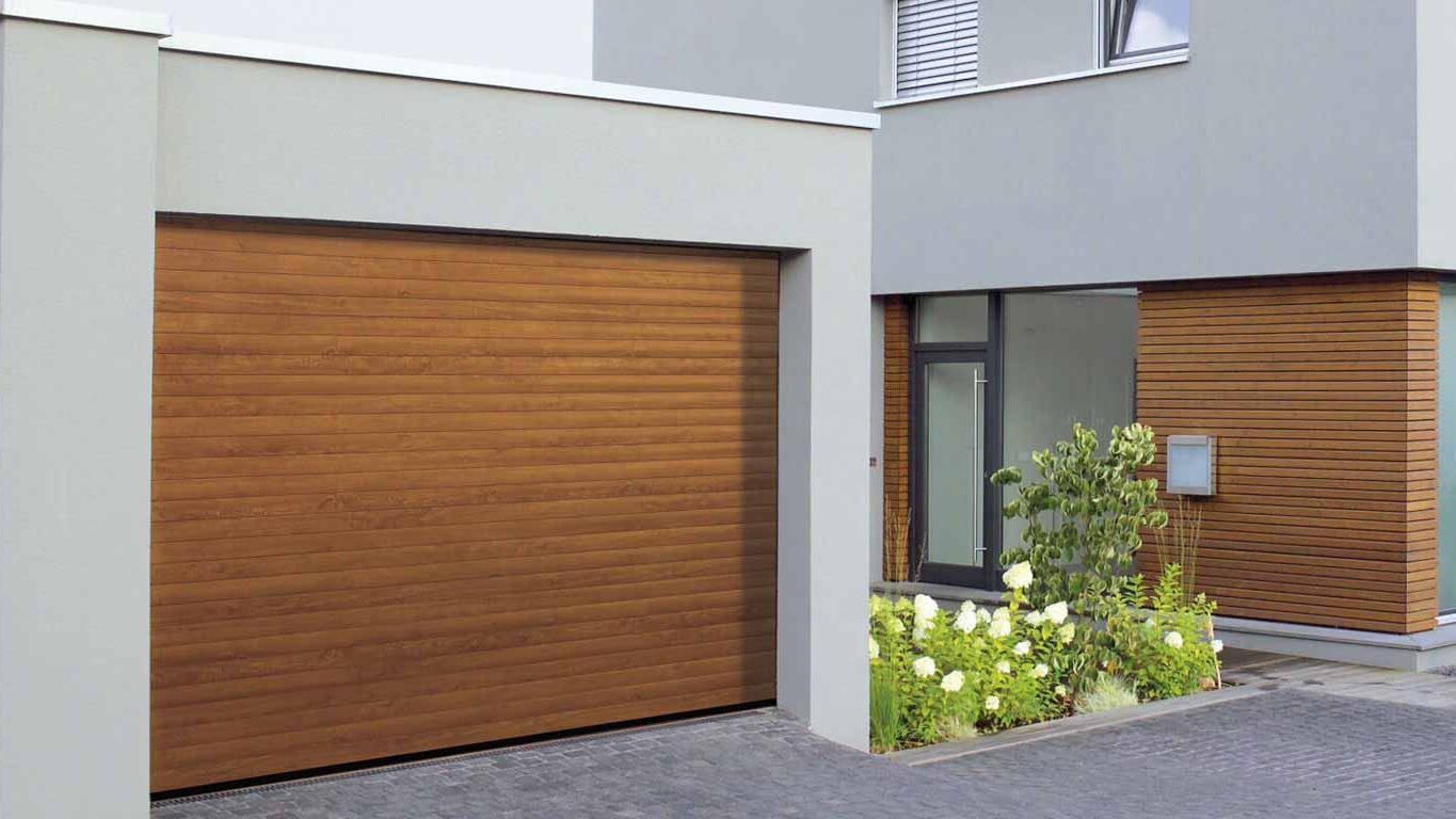 Porta Garage a Serranda con finitura effetto legno per residenze. marchio Hormann e rivenditore Maffei Sistemi